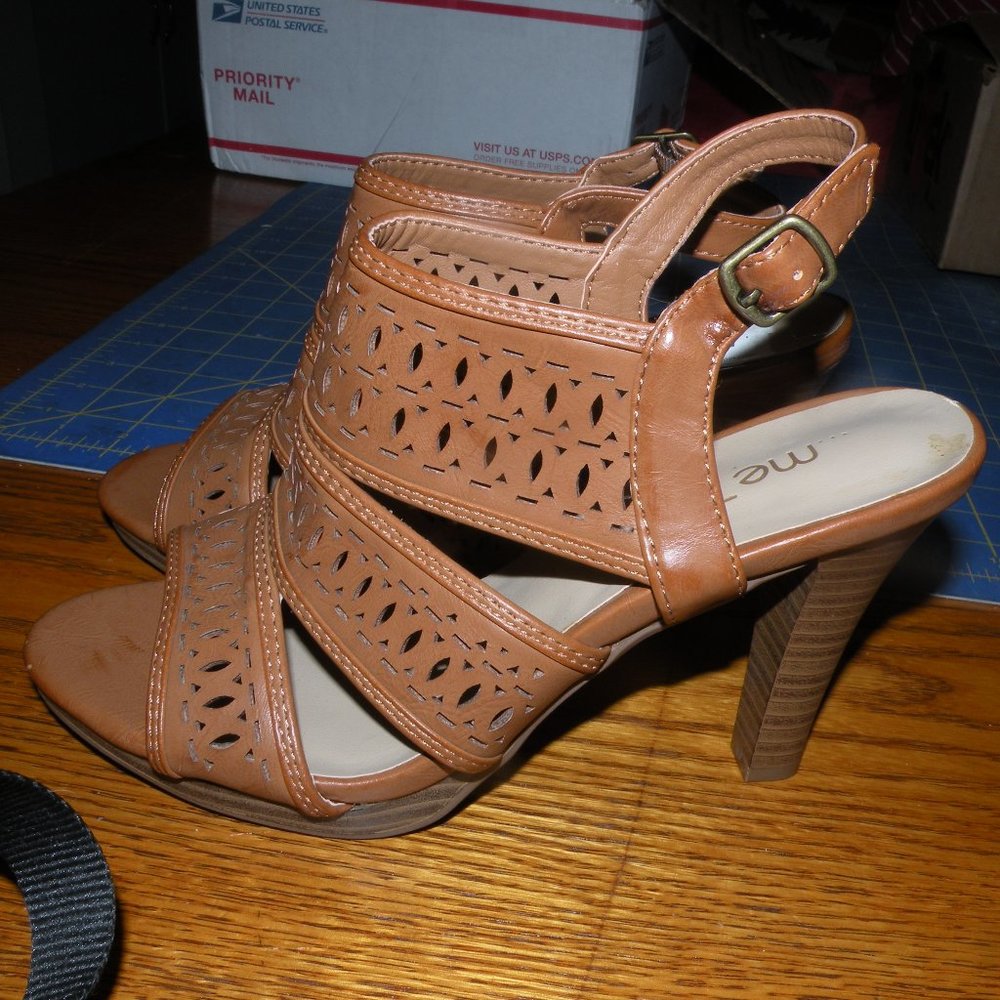 ME TOO TAN  BROWN FAUX LEATHER SHOES HEELS 7M  37 W/TAG